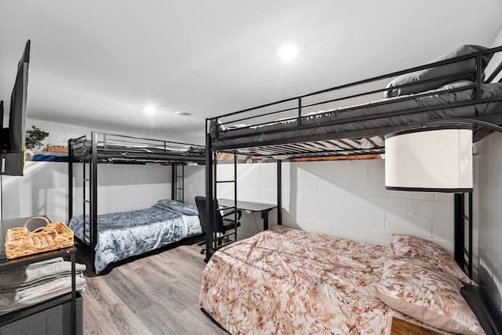 Ორი ბუნკერი ოთხი სრული ზომის საწოლით დამატებითი სტუმრების მისაღებად, რომელიც აღჭურვილია სამუშაო სივრცითა და დიდეკრანიანი ტელევიზორით.