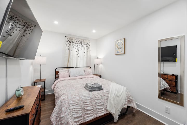 დატკბით კომფორტით ჩვენს მყუდრო საძინებელში, რომელშიც დაგხვდებათ 152×203 სმ ზომის საწოლი, სმარტ‑ტელევიზორი, ხავერდოვანი თეთრეული და მშვიდი ატმოსფერო, რომელიც იდეალურია საყვარელი შოუების ყურებისა და დღის განმავლობაში მიღებული შთაბეჭდილებების მონახსენებლად.