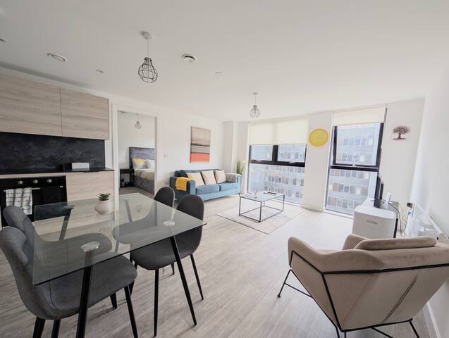 Stylish 2-Bed, 2-Bath Flat | Close to Old Trafford