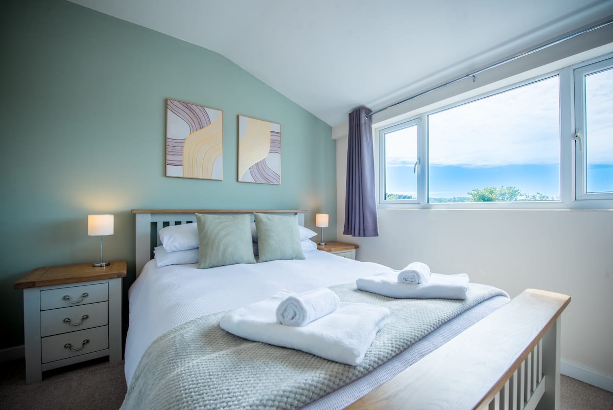 დაწექით მყუდრო საწოლზე, რომელსაც აქვს გელის ზედაპირის მქონე მატრასი. ჩვენ ვთვლით, რომ ის მშვენივრად კომფორტულია და ვიმედოვნებთ, რომ თქვენც დაეთანხმებით ამას! ოთახში დგას ბრმა ფარდები, რომლებიც მშვიდ ძილს უზრუნველყოფს, საწოლთან მდებარე კომოდები და სააბაზანო, რომელიც კომფორტს მატებს.