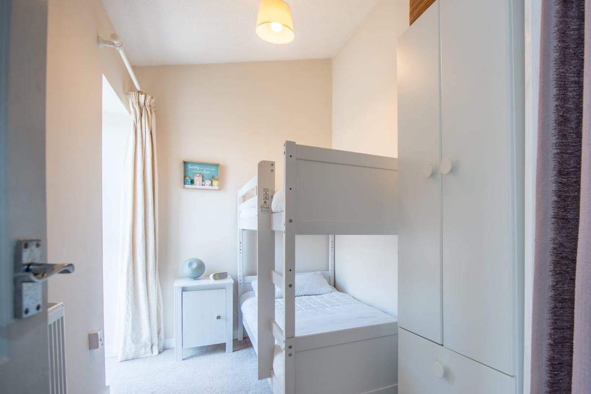 შეაბიჯეთ ოთახში ორსართულიანი საწოლებით, რომელიც იდეალურია ბავშვებისთვის, თუმცა შესაფერისია მოზრდილებისთვისაც! წარმოიდგინეთ ძილის წინ მოყოლილი ისტორიები, სიცილი ან მშვიდი ძილი. საძინებელში გარდერობი, კომოდები, საძინებლის ტუმბო, ღამის ნათურა და მაღვიძარაა.