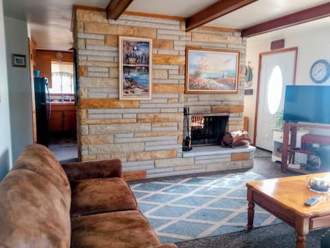 Lakefront Cottage on
Private, Spacious Property!