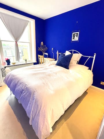 Colourful English Flat with Sunny Outside Terrace