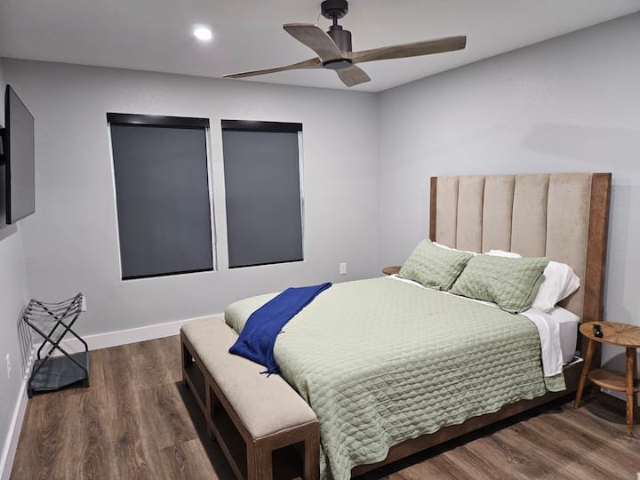 Krevat dopio "queen", me dyshek me jastëk, ventilator dhe televizor inteligjent