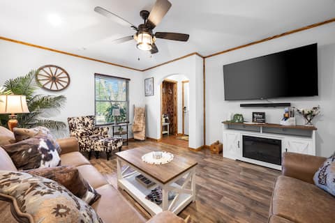 Successful Airbnb property: *Hot Tub*Pool Table* - 4 Bedroom House in Bandera