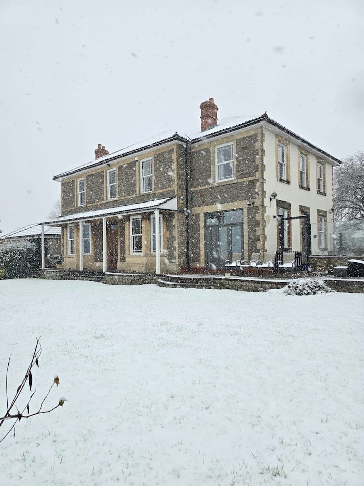 Country House With Private Pub - Sleeps 16 - Cotswolds
