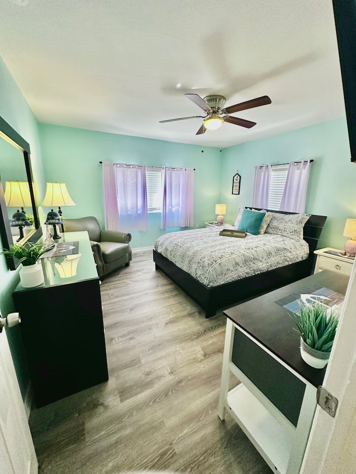 เตียงควีนไซส์สมาร์ททีวีขนาดใหญ่สถานีทำงานพร้อมโต๊ะและเก้าอี้ 