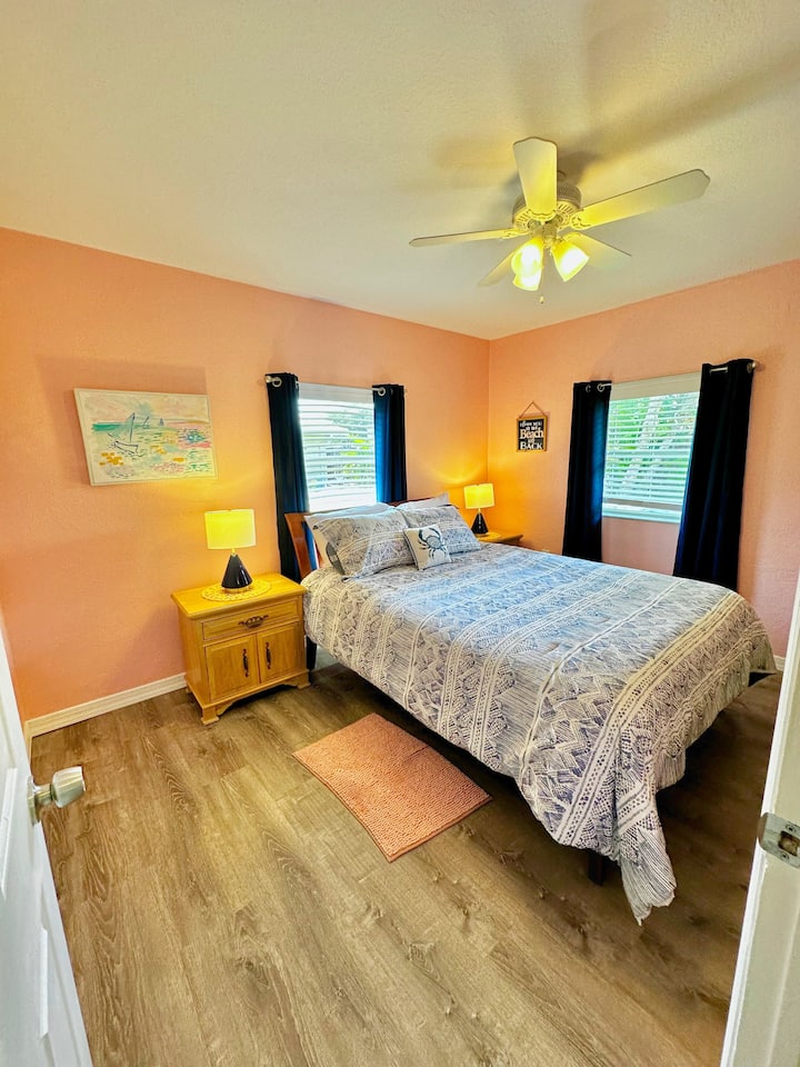 เตียงควีนไซส์สมาร์ททีวีขนาดใหญ่ 