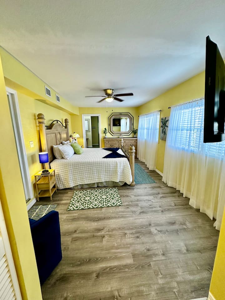 ห้องนอนใหญ่มีเตียงขนาดคิงไซส์สมาร์ททีวีขนาดใหญ่ทางเข้าส่วนตัวและห้องน้ำส่วนตัว ตู้เสื้อผ้าแบบวอล์คอินมีขั้นบันไดหนึ่งขั้นเพื่อเข้าห้องนอนนี้และอีกขั้นหนึ่งขึ้นไปเพื่อเข้าห้องน้ำนี้