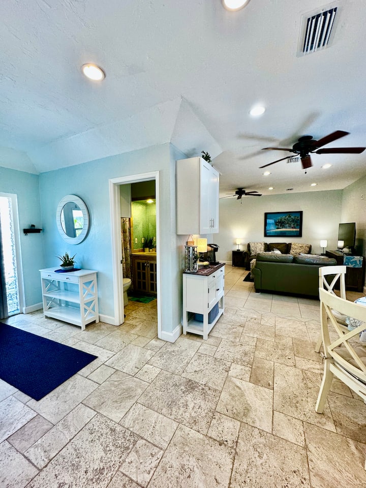 เกสต์เฮาส์นี้เหมาะสำหรับความเป็นส่วนตัวเป็นพิเศษ! มีอุปกรณ์ครบครันพร้อมห้องครัวเต็มรูปแบบโต๊ะรับประทานอาหารห้องน้ำฝักบัวเตียงพับขนาดใหญ่สมาร์ททีวีขนาดใหญ่และโซฟา!