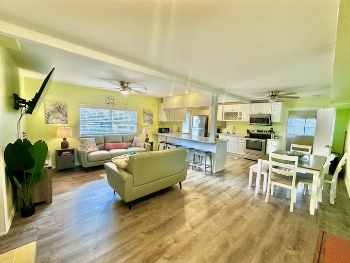 ห้องนั่งเล่นที่สว่างไสวของเรามีโซฟานุ่มสบาย 2 ตัว หมอนอิงและผ้าห่ม สมาร์ททีวีขนาดใหญ่ เครื่องเล่นดีวีดี หนังสือ และเกม