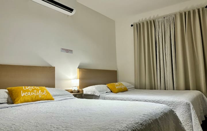 Dhomë gjumi kryesore me banjë private: 2 krevate dopio, ajër të kondicionuar, peshqirë.