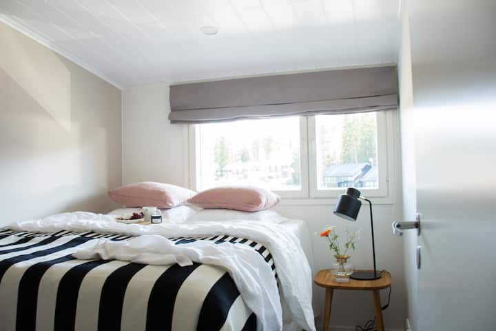 Veľmi pohodlná manželská posteľ Niemi Design, mäkké prikrývky a vankúše. 
Mimoriadne pohodlná manželská posteľ Niemi Design s mäkkými prikrývkami a vankúšmi.