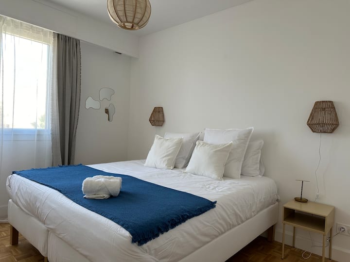 أحتاج إلى معرفة اختيارك فيما يتعلق بالفراش قبل 48 ساعة على الأقل من وصولك، سأرسل لك رسالة تسأل عما إذا كنت ترغب في سريرين مفردين أو سرير مزدوج، دون رد، سأرتب سريرًا مزدوجًا. 