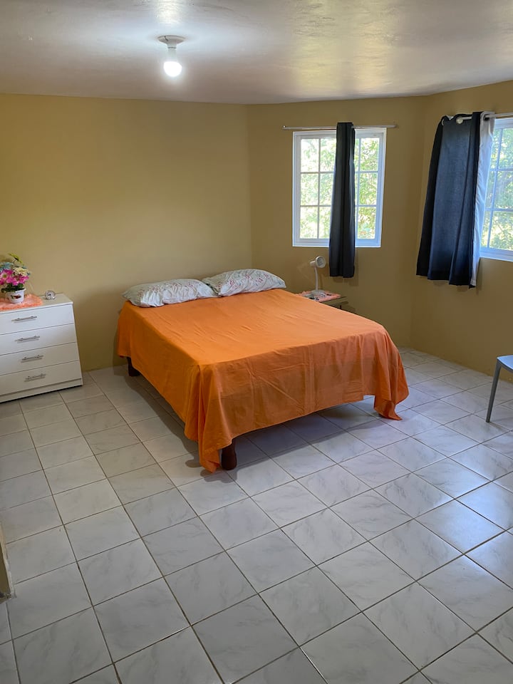 Hiki ni chumba cha kulala na kuna bafu na choo cha ndani.