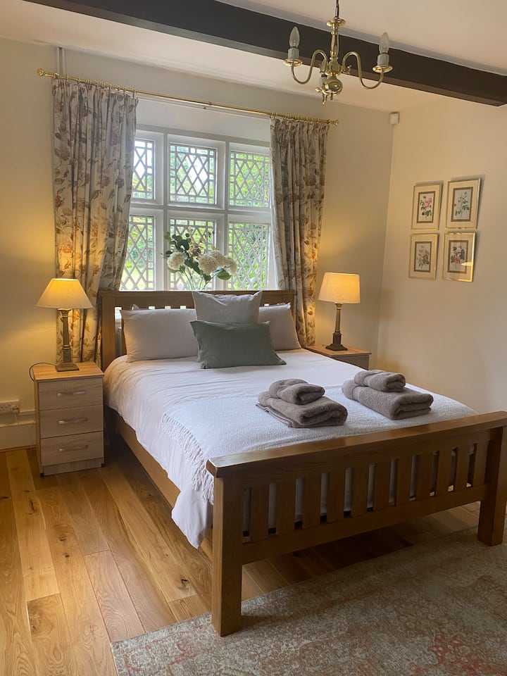 Ground floor bedroom, king size bed 