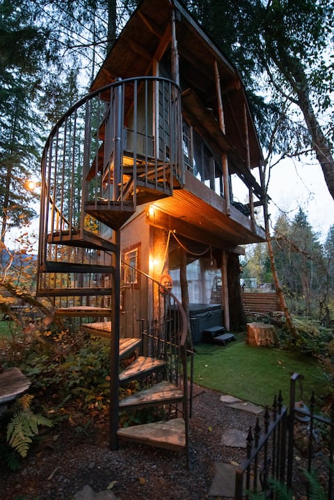 T, s Creekside cabin. King Bed/ Hot tub/ treehouse