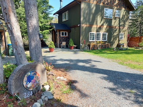 T, s Creekside cabin. King Bed/ Hot tub/ treehouse