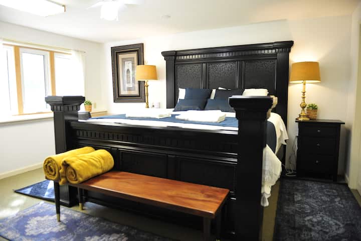 Ndodhet poshtë në nivelin e bodrumit të daljes.



*Shënim:Nuk ka banjë në afërsi. Për të pasur qasje në banjë, vizitorët që kanë qëndruar në këtë dhomë gjumi duhet të marrin shkallët për në katin e parë e më pas të ecin nëpër dhomat e ndenjjes. 