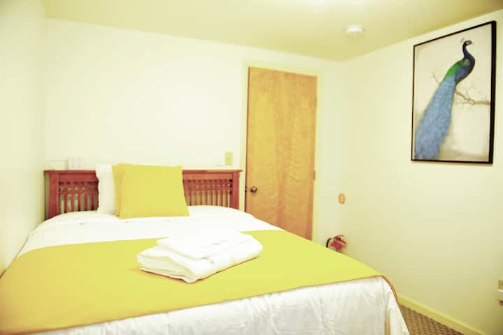 Kjo dhomë gjumi ndodhet në bodrumin e daljes.

*Shënim:Nuk ka banjë në afërsi. Për të pasur qasje në banjë, vizitorët që kanë qëndruar në këtë dhomë gjumi duhet të marrin shkallët për në katin e parë e më pas të ecin nëpër dhomat e ndenjjes.