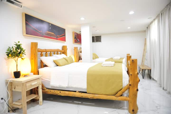 Kjo dhomë gjumi ndodhet në bodrumin e daljes.