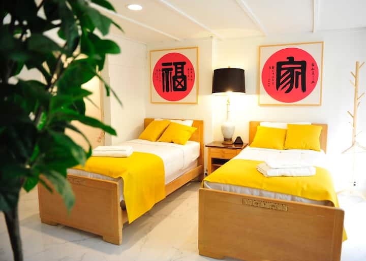 Ndodhet në bodrumin e dhomës së ndenjjes.

2 krevate me madhësi dyshe.

