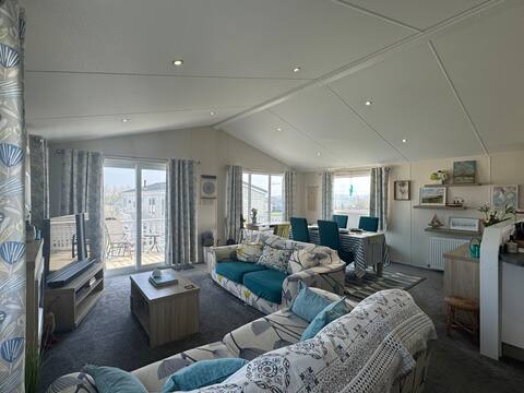 Popular Airbnb listing: Peaceful Isle of Wight Lodge. in Calbourne, Newtown And Porchfield