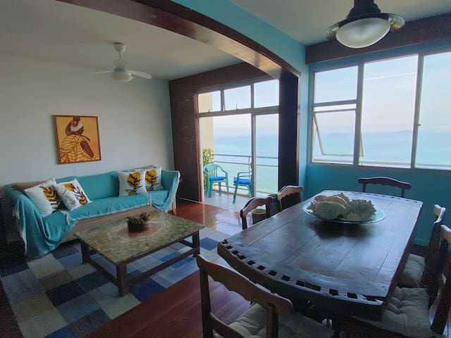 Cobertura encantadora com linda vista para o mar!