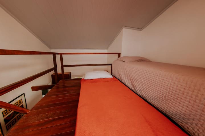 Soppalco dello chalet, accesso tramite scala. La camera non ha porte, armadio, aria condizionata, ma solo un ventilatore. Ha un balcone.
