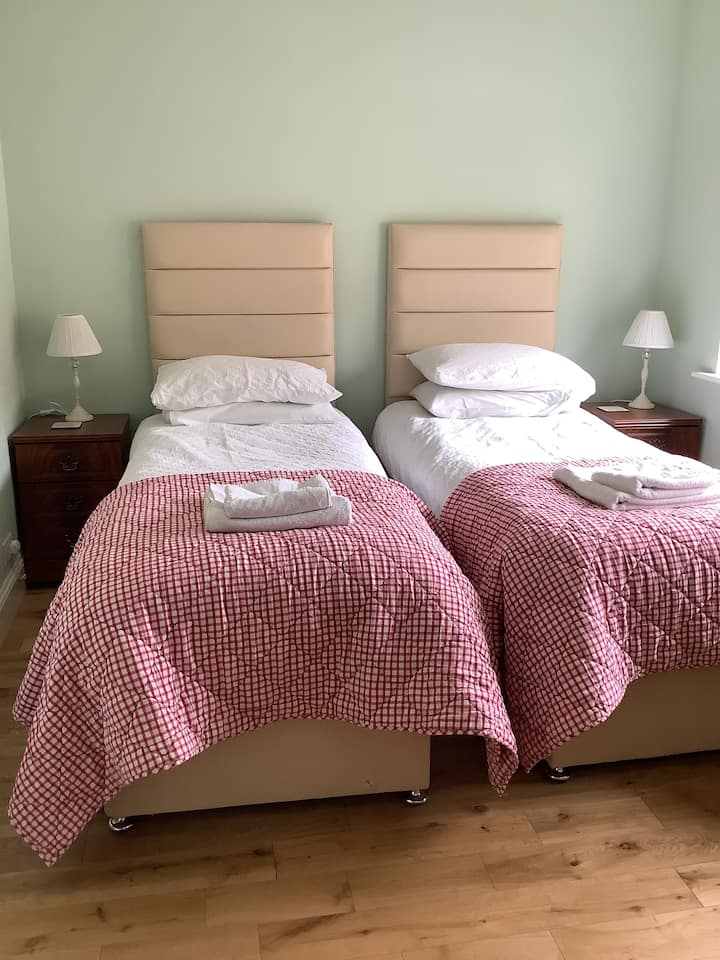 Kreveti za jednu osobu koji se mogu spojiti rajsferšlusom kako bi se stvorio veliki bračni krevet.