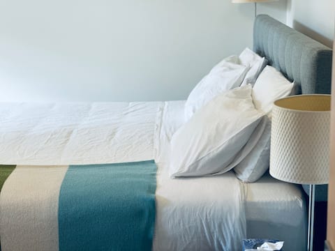 Spacious Ambleside 1BR Retreat