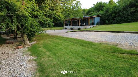 Tranquility cottage + hot tub in the country