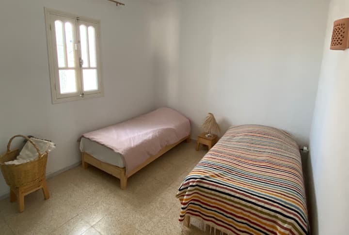 Spavaća soba s 2 kreveta za jednu osobu i kvalitetnim udobnim madracima.