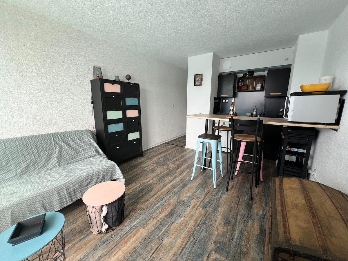 Top Airbnb: Lake and harbor view studio in Hourtin