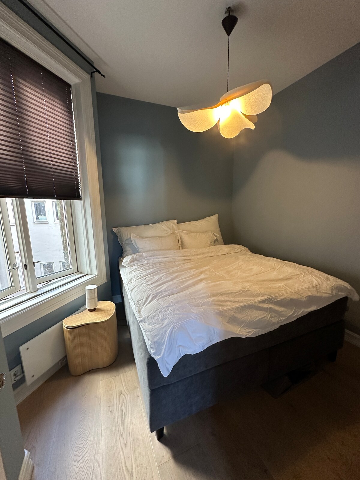 Во спалната соба (1) има голем, удобен брачен кревет (180 x 200 см), како и фиоки за долна облека, лични работи итн.