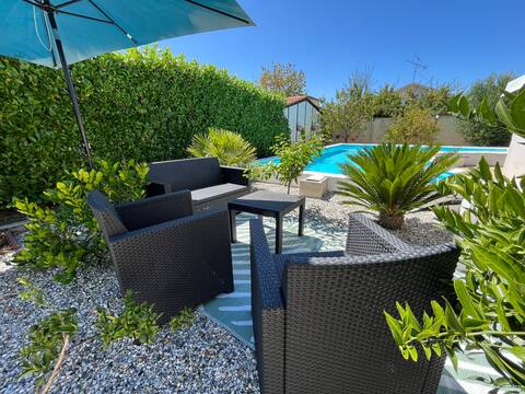 3 bedroom house + pool/30 min to beach/quiet/walking distance to town