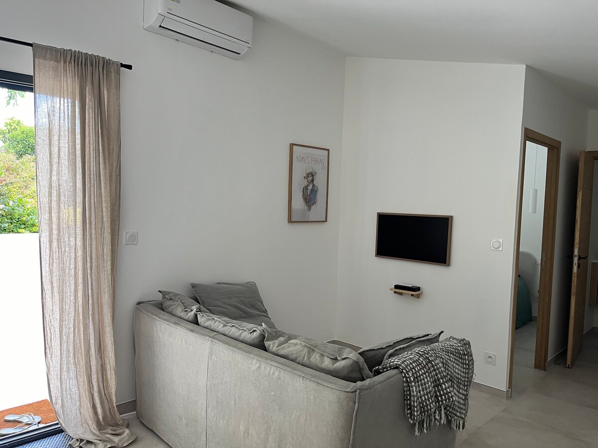 Popular Airbnb listing: Small house in a quiet part of town. in Nîmes