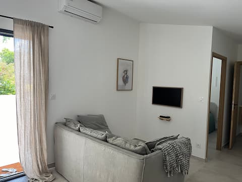 Popular Airbnb listing: Small house in a quiet part of town. in Nîmes