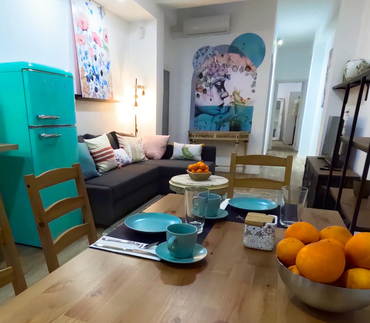 Popular Airbnb listing: Spacious and colorful apartment in Quatre Carreres