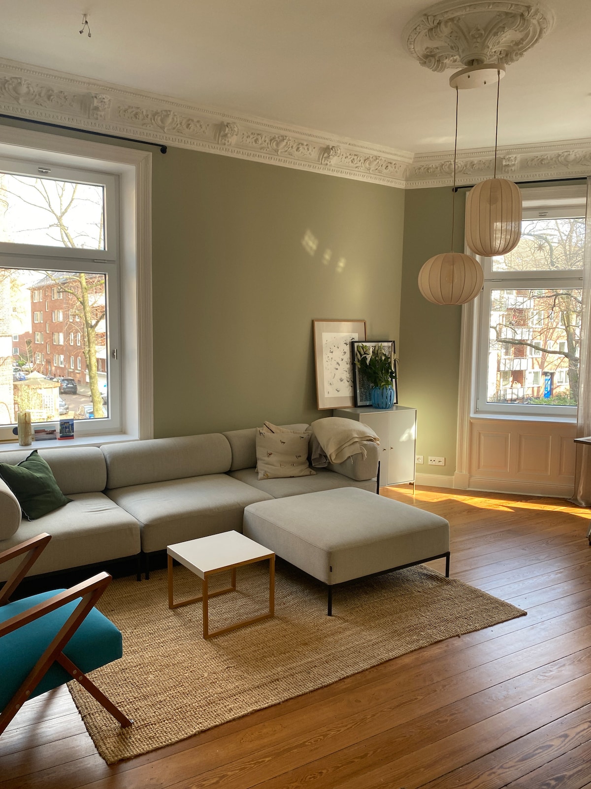 Top performing Airbnb: 100 sqm old building apartment, central in Hamburg