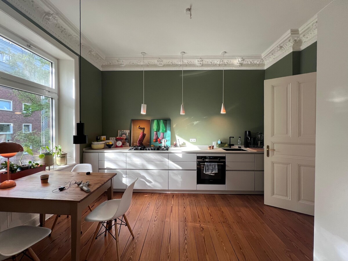 Top performing Airbnb: 100 sqm old building apartment, central in Hamburg