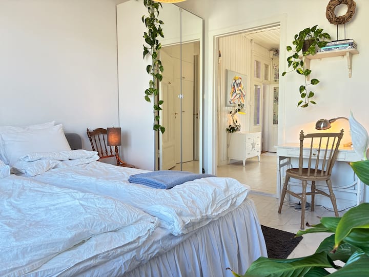 160 cm-wide bed, double wardrobe with full-length-mirror, and a vintage writing desk. 