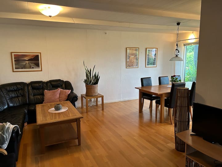 Stort Hus Med Trädgård Kort Bilresa Från Stranden - Laholm