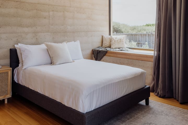 Beachfront Sanctuary w/ Sauna & Heated Pool gallery image 4