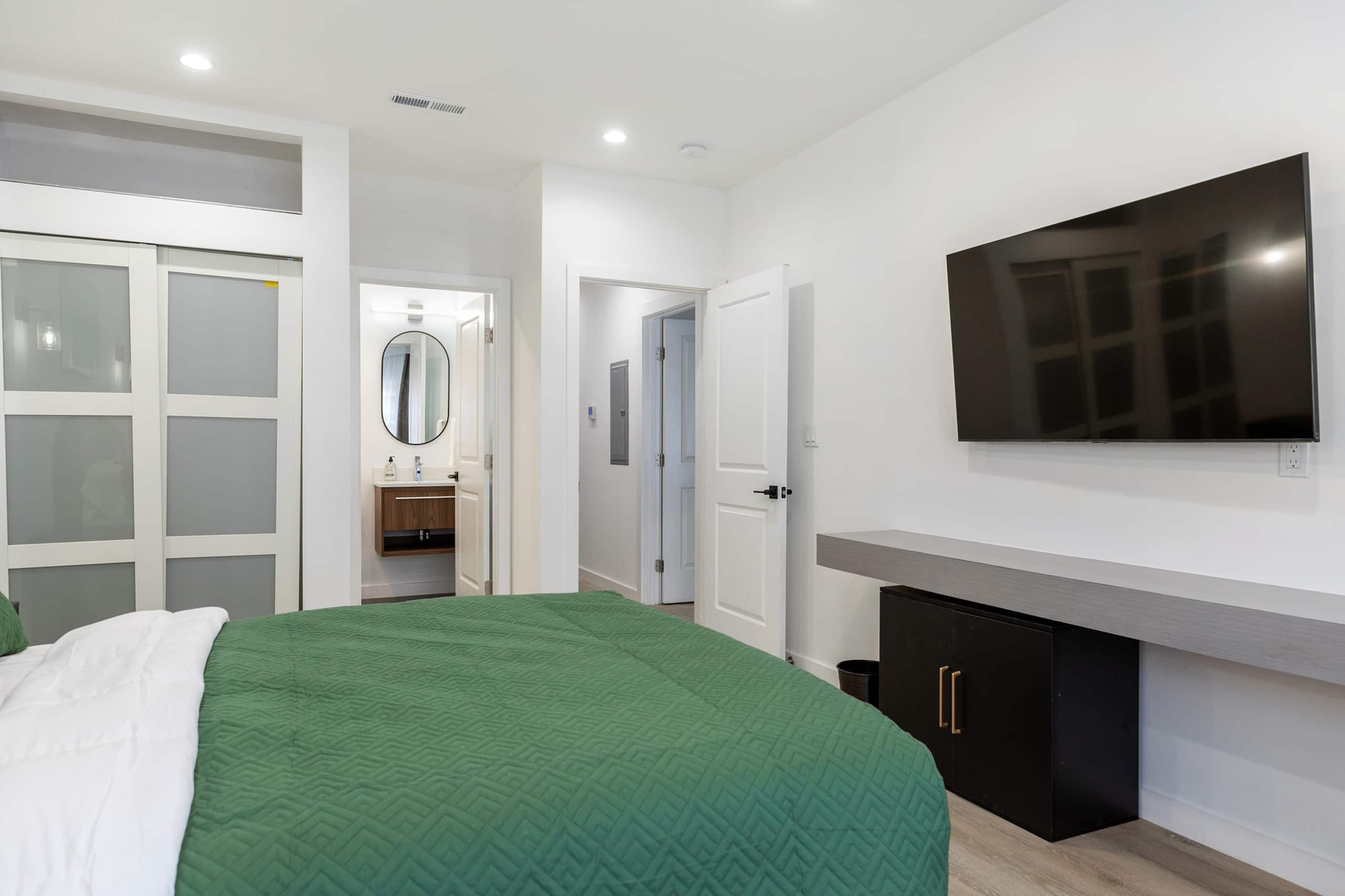 Home in San Francisco · ★4.97 · 4 bedrooms · 4 beds · 4 baths - Image 6