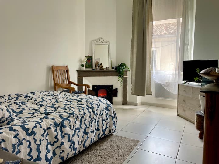 Chambre au calme pour bien dormir, se détendre devant un bon feu  de cheminée.