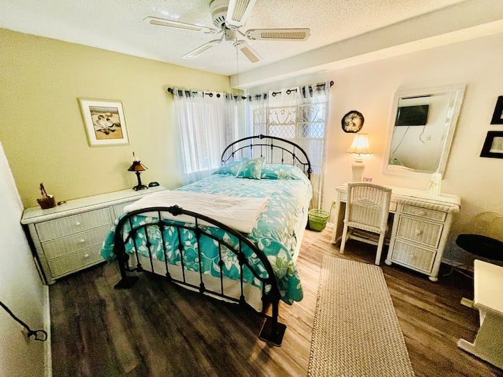 Dhoma e gjumit #2
Ventilator tavani, krevat dopio me çarçafë