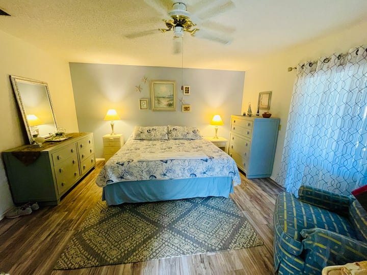 Dhoma kryesore e gjumit #1
Krevat dopio "Queen", ventilator tavani dhe një banjë e kompletuar brenda në suitë