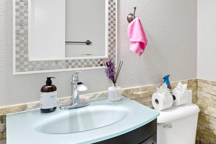 Modern home in Vegas *Strip*Heated Pool n Jacuzzi* gallery image 3