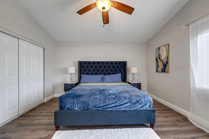 Modern home in Vegas *Strip*Heated Pool n Jacuzzi* gallery image 2